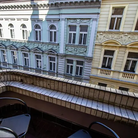 Appartement Colorful Day In Design Praag
